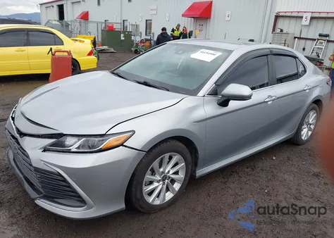 2021 Toyota Camry Le z USA, uszkodzony, nr VIN 4T1C11AK7MU443000